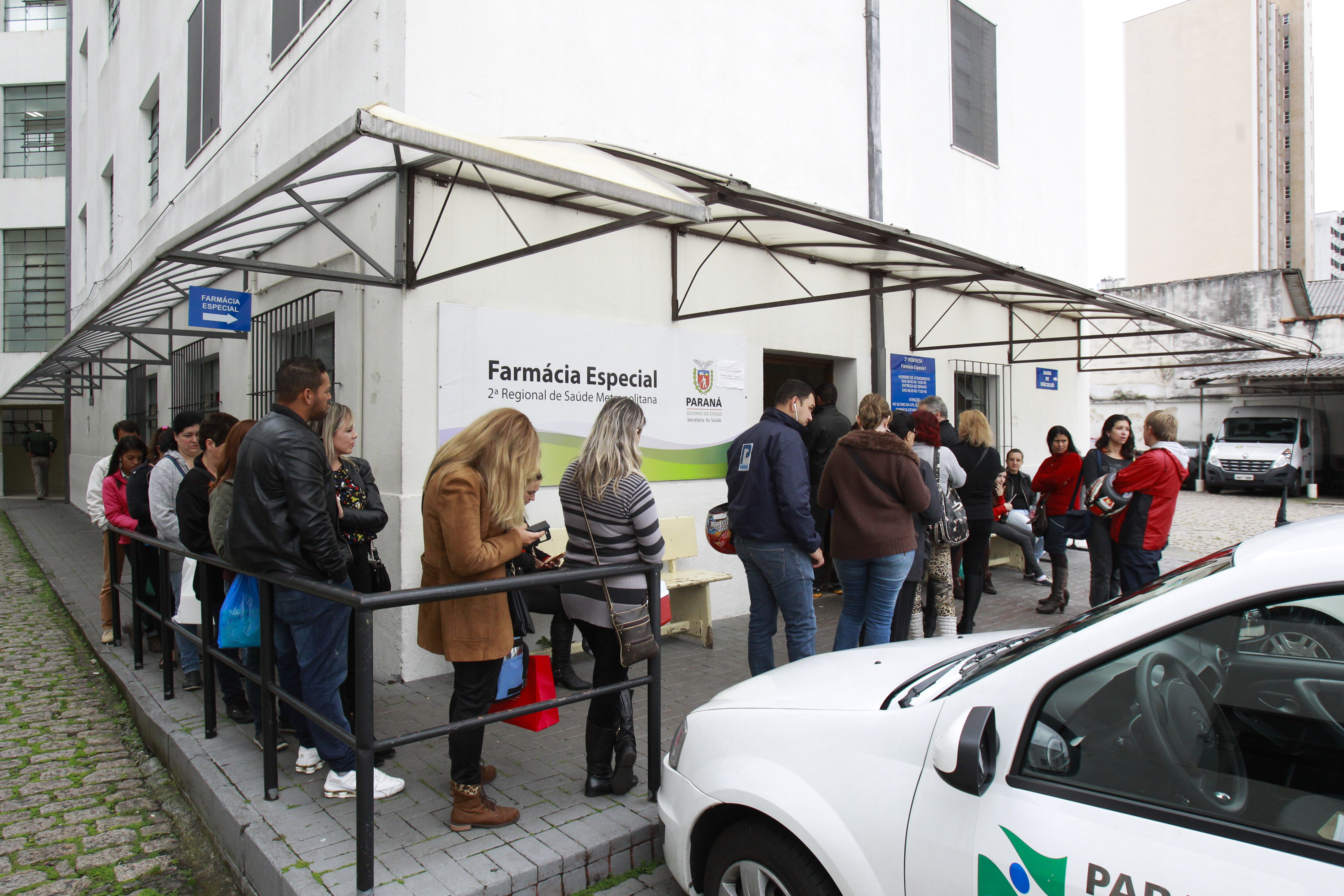 Quem depende de remédios caros tem de encarar uma espera que interrompe tratamentos. | 