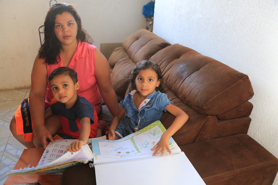 Diane Susele precisou trocar os filhos de escola por causa da crise. | Ivonaldo Alexandre/Gazeta do Povo