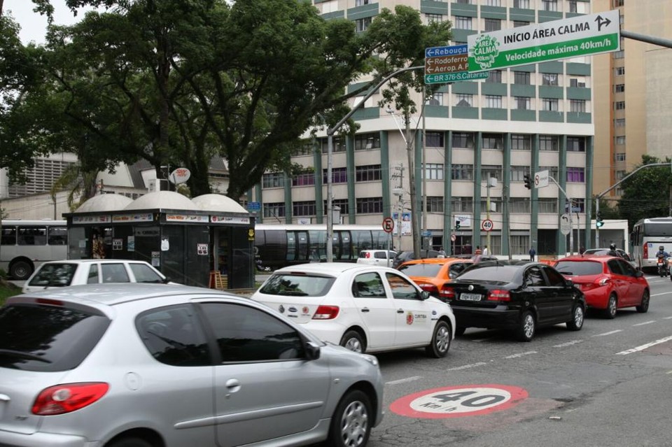 Cruzamento entre Comendador Araújo e Mariano Torres, em Curitiba | Aniele Nascimento/Gazeta do Povo