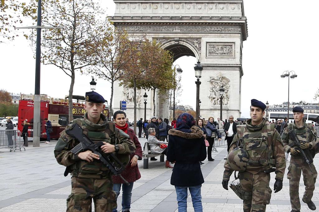 Militares patrulham a região do Arco do Triunfo: democracia fortemente vigiada será consequência dos atentados da sextafeira 13. | Charles Platiau/ReutersS