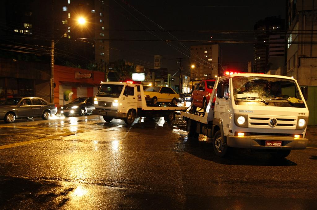 Carros guinchados em Curitiba: governo quer terceirizar a atividade. | Rodolfo Buhrer / Gazeta do Povo/ Arquivo