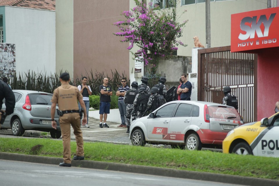Local  foi cercado pela PM | Giuliano Gomes/Tribuna do Paraná