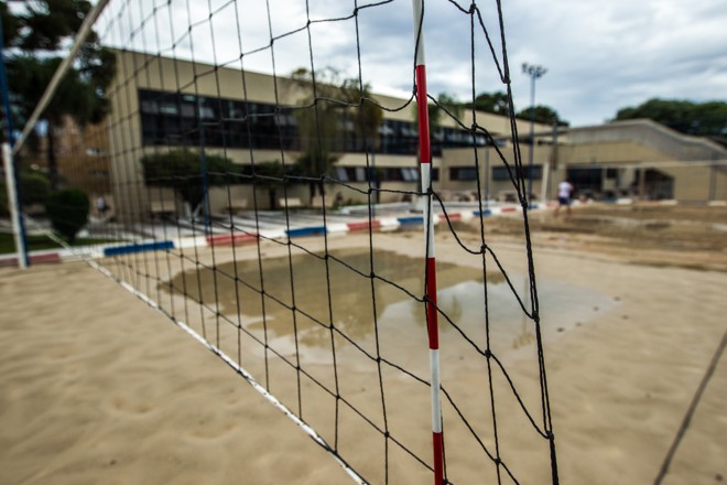 Cancha para praticantes de futebol de areia: clube sonhou em transformar área em um polo olímpico. | Brunno Covello/Gazeta do Povo