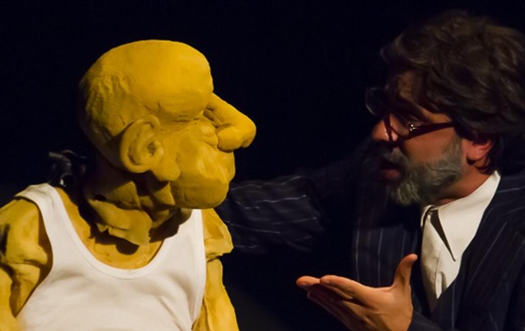 Sergio Mercurio e sua criação, com a qual ele contracena em “Aqueles Velhos de...” | René Figueroa/Divulgação