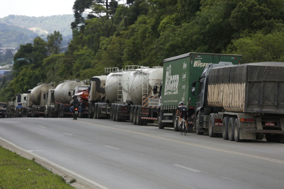 No quilômetro 21 da Rodovia dos Minérios, em Rio Branco do Sul, trânsito apresentou lentidão na tarde desta segunda-feira (9). | Átila Alberti/Tribuna do Paraná