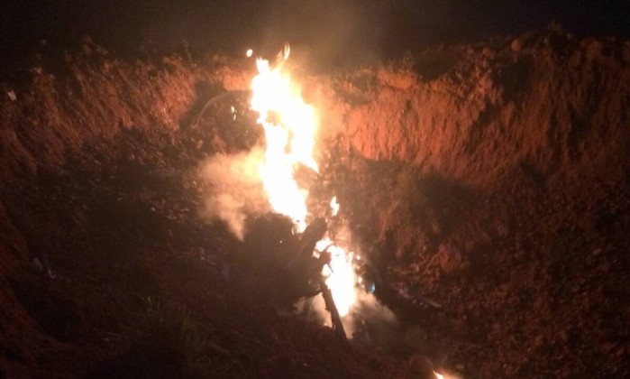 De acordo com as primeiras informações, a queda dos destroços abriu uma cratera de aproximadamente cinco metros de diâmetro | Reprodução/You Tube