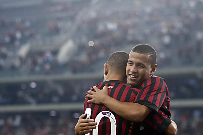 Sidcley abraça Marcos Aurélio no primeiro gol do Atlético contra o Palmeiras. | Albari Rosa/Gazeta do Povo