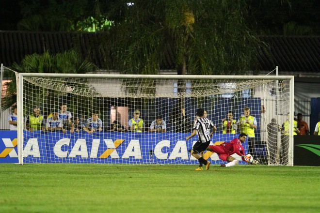 Goleiro Vitor, do Londrina, defendeu a primeira cobrança do Tupi, do meia Marco Goiano. | Gilberto Abelha/Jornal de Londrina
