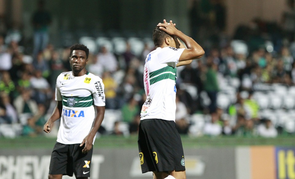 Juninho se desespera no empate com o Figueirense: situação do Coritiba está complicada. | Daniel Castellano/Gazeta do Povo