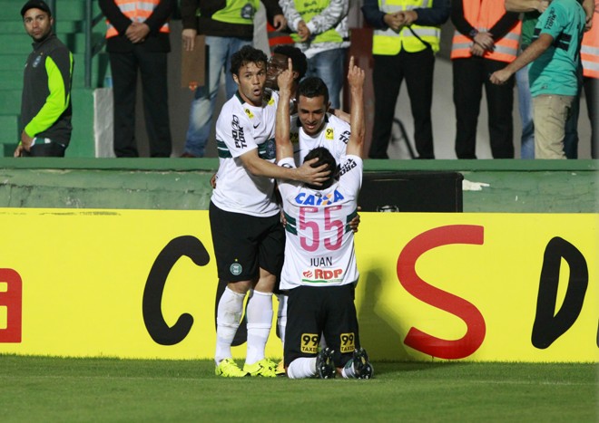 Juan comemora o gol do Coritiba no empate com o Figueirense. | Daniel Castellano/Gazeta do Povo
