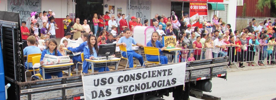 Escola Municipal Professor Gunther Urban, de Campo do Tenente, comemorou a vitória do Concurso Ler e Pensar em desfile na cidade. | /Divulgação