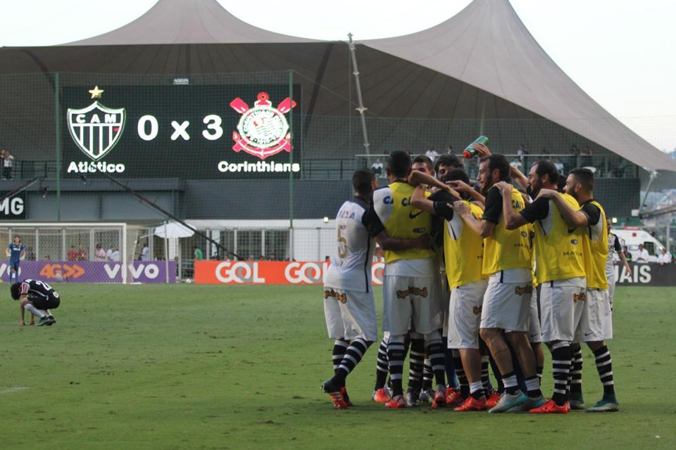 Jogadores do Corinthians comemoram terceiro gol sobre o Atlético-MG, em Belo Horizonte. | Doug Patricio/Folhapress