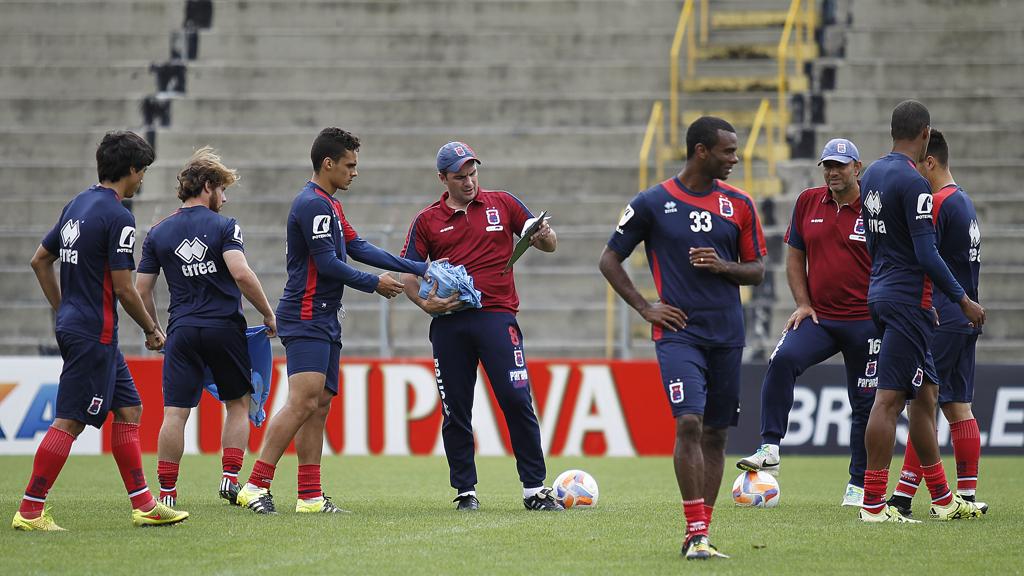 Fernando Miguel comandou último treino na Vila Capanema neste sexta-feira. | Jonathan Campos/Gazeta do Povo