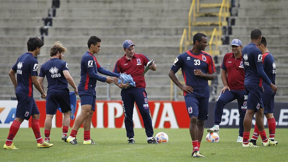 Fernando Miguel comandou último treino na Vila Capanema neste sexta-feira. | Jonathan Campos/Gazeta do Povo