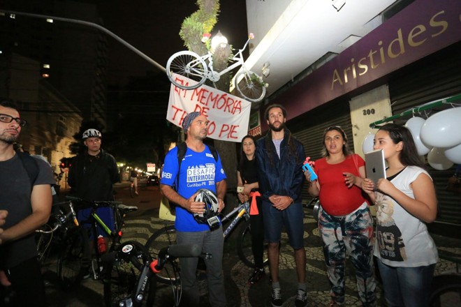 Danúbia Vieira Garcia (de vermelho), viúva de Thiago Pie , durante a homenagem ao ciclista | Pedro Serapio/Gazeta do Povo