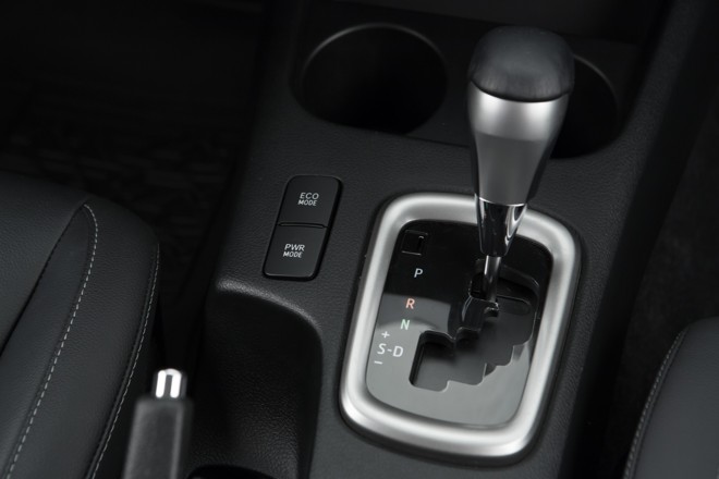 Os ajustes de direção ECO Mode e Power Mode possibilitam à picape rodar privilegiando o consumo ou então com agilidade e respostas rápidas nas retomadas e acelerações. | Malagrine/Toyota
