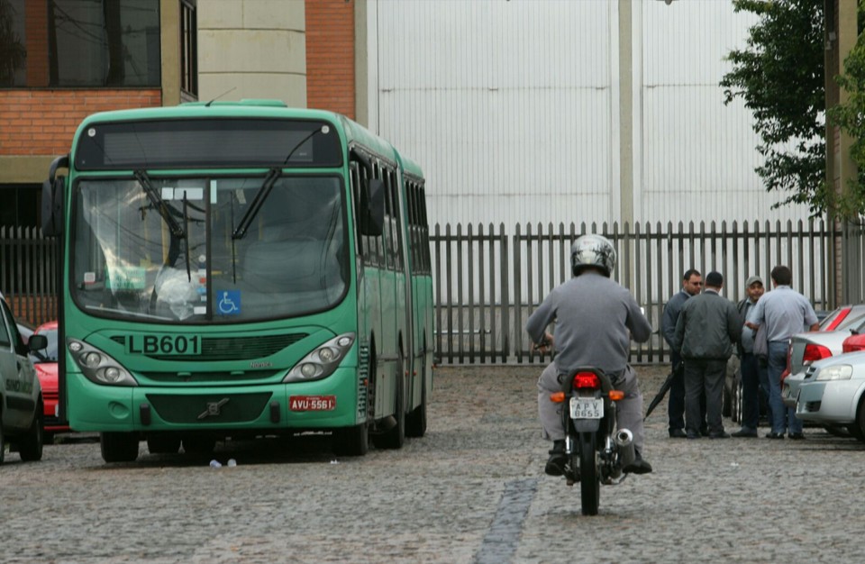 Motorista fazem protesto em frente a garagem da empresa | Aniele Nascimento /Gazeta do Povo