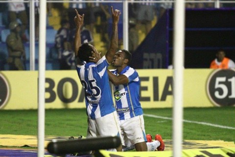Avaí vence a Ponte Preta, sai da ZR e pressiona o Coritiba Antônio Carlos marcou o gol da vitória do Avaí sobre a Ponte Preta | Divulgação/Avaí