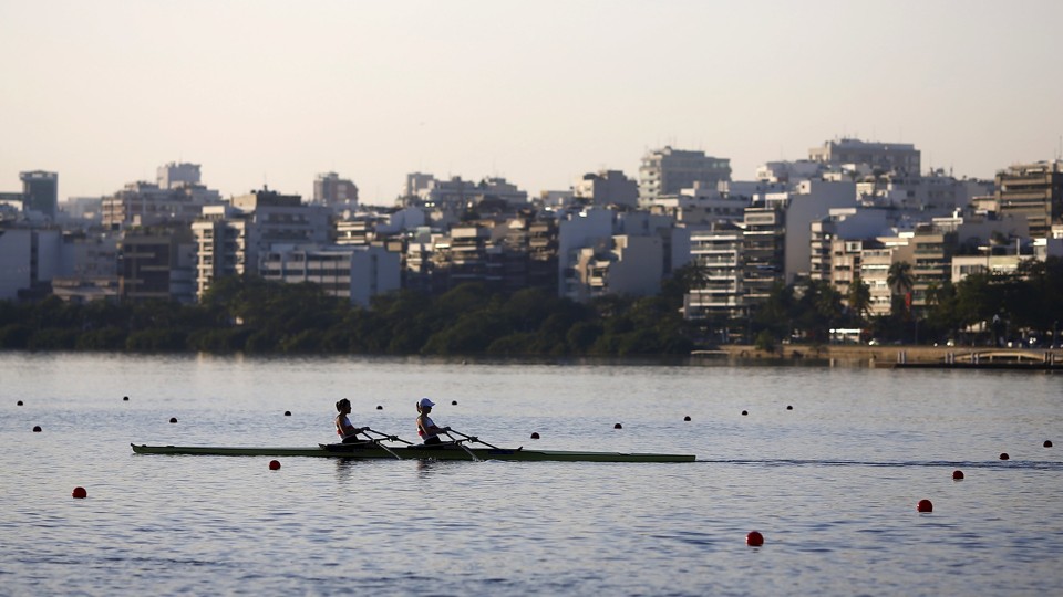 Remadores na Lagoa Rodrigo de Freitas: água está aprovada pela Federação Internacional de Remo. | Ricardo Moraes/Reuters