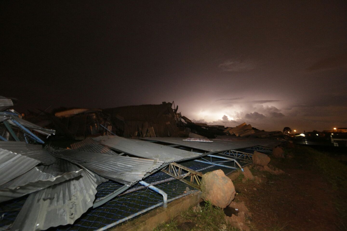 Quadra destelhada em Colombo | Lineu Filho/Tribuna