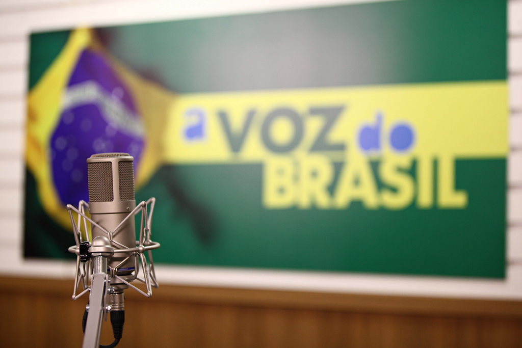 “Dilma, vamos calar a voz do Brasil”, gritavam os servidores, numa referência à transmissão obrigatória em cadeia de rádio para todo o País, usada pelo governo para divulgar suas ações. | /