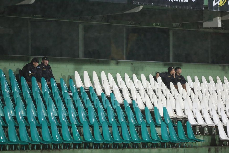 Policiais assistem à vitoria do Coritiba sobre o Santos no Couto vazio. | Ivonaldo Alexandre/Gazeta do Povo
