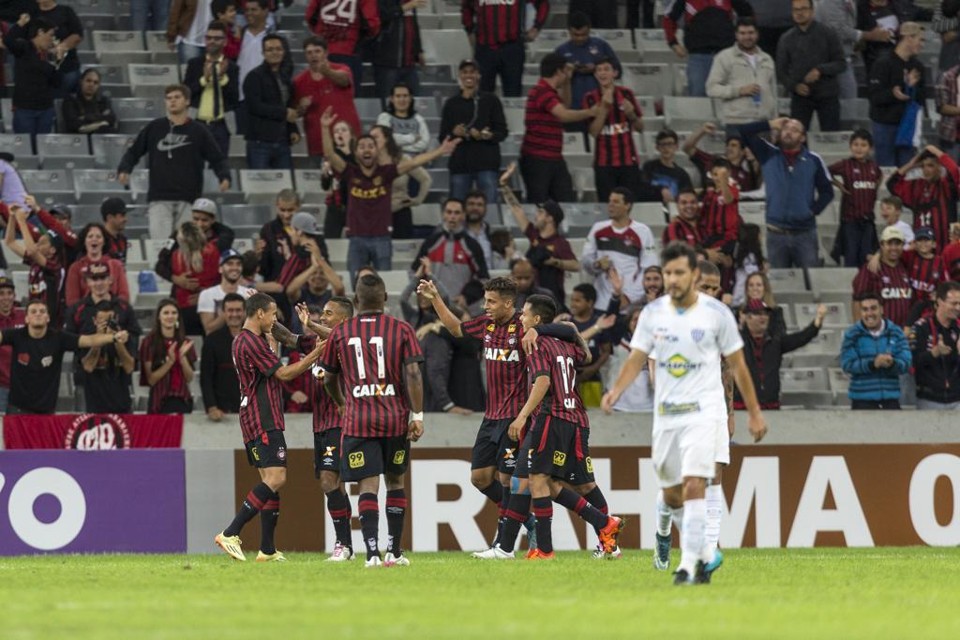 Atleticanos celebram o gol marcado na Arena. | Marcelo Andrade/Gazeta do Povo