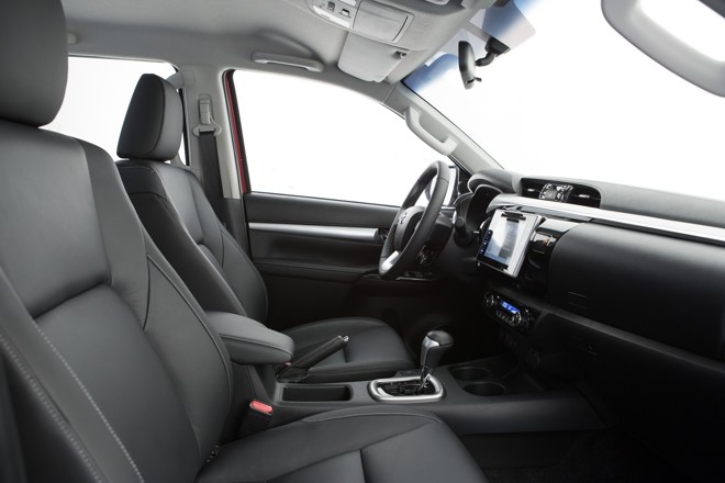 A altura do ponto entre o assento dos bancos dianteiros e o teto do veículo foi elevada em comparação com a geração anterior, bem como o espaço lateral para os ombros | Malagrine/Toyota