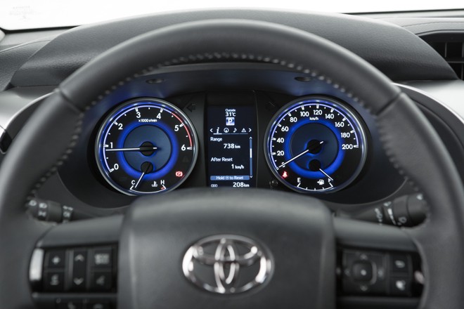Iluminação na cor azul do painel de instrumentos cria uma atmosfera interna elegante e funcional. | Malagrine/Toyota