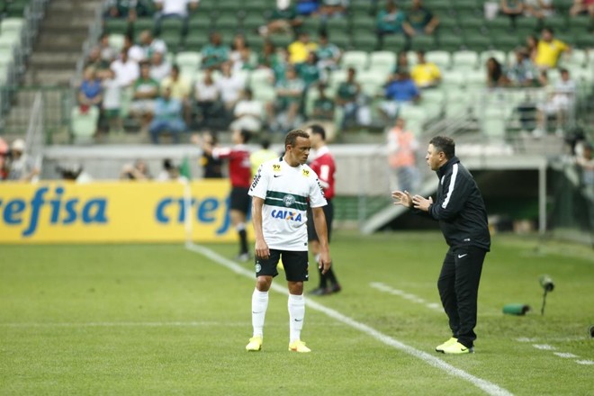 Técnico Pachequinho passa orientações para o lateral-esquerdo Carlinhos. | Hugo Harada/Gazeta do Povo