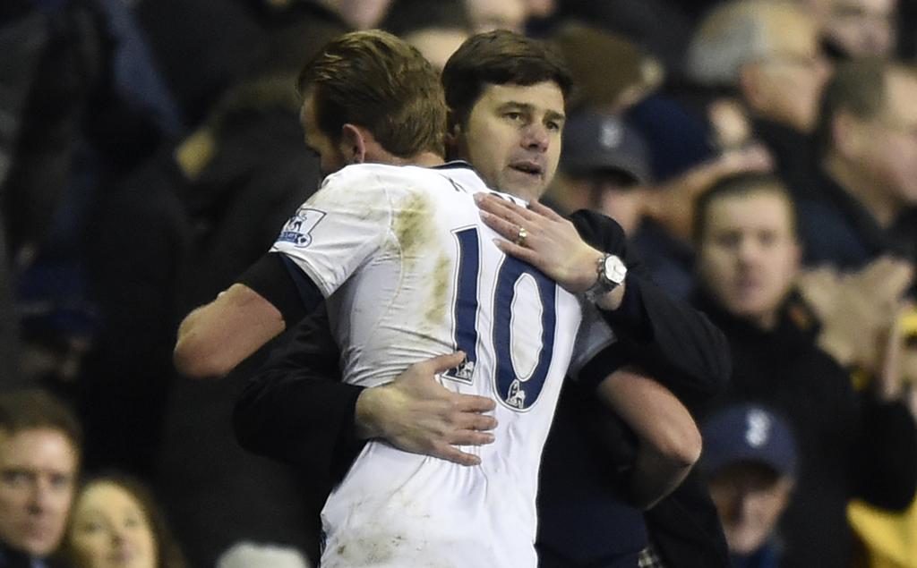 Treinador Mauricio Pochettino abraça Harry Kane, autor de dois gols na vitória deste domingo (22) | Toby Melville/REUTERS