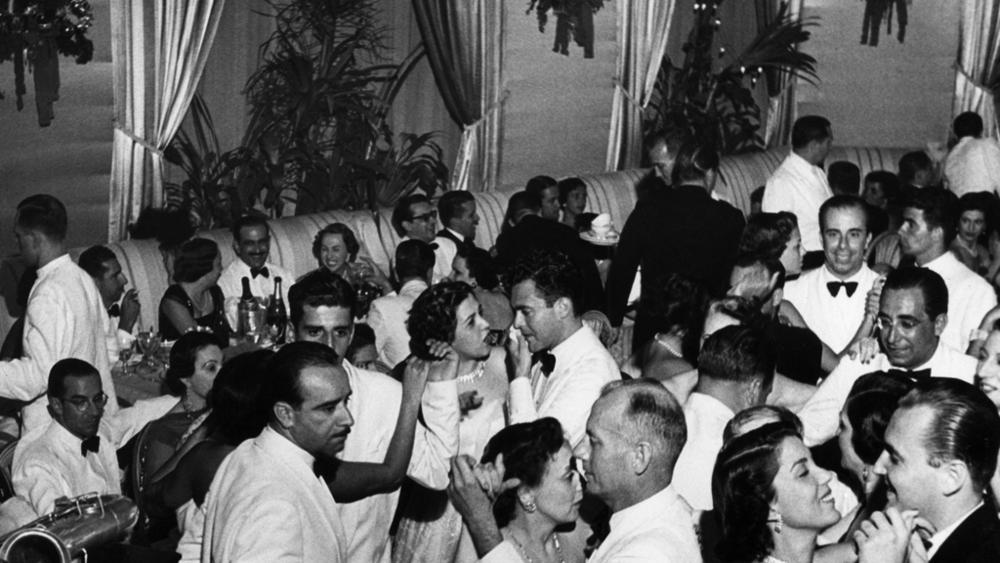 “Homens e mulheres iam a boates para beber e comer, mas sobretudo para ter contato físico durante as danças”, diz Ruy Castro. | Companhia das Letras/Divulgação