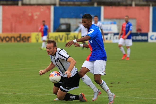 Paraná e Bragantino, pela 37ª rodada da Série B do Brasileiro | Ivonaldo Alexandre/Gazeta do Povo