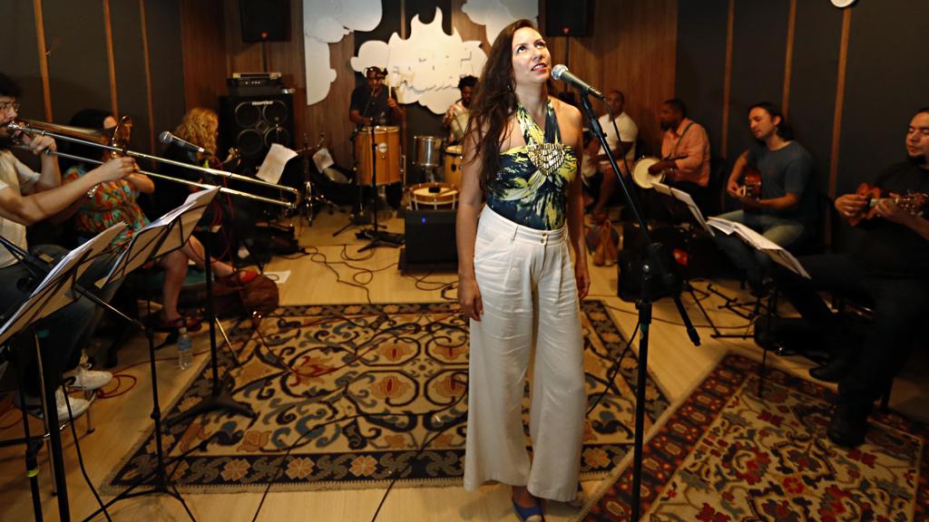 Referências de Maytê Corrêa são muitas, de Noel Rosa a Clara Nunes, passando por Dona Ivone Lara, Elizete Cardoso, Paulinho da Viola, Clementina de Jesus, Geraldo Pereira e a lista continua... | Albari Rosa/Gazeta do Povo