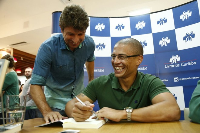 Tcheco, técnico do sub-23 do Coritiba, pega autógrafo com Alex. |