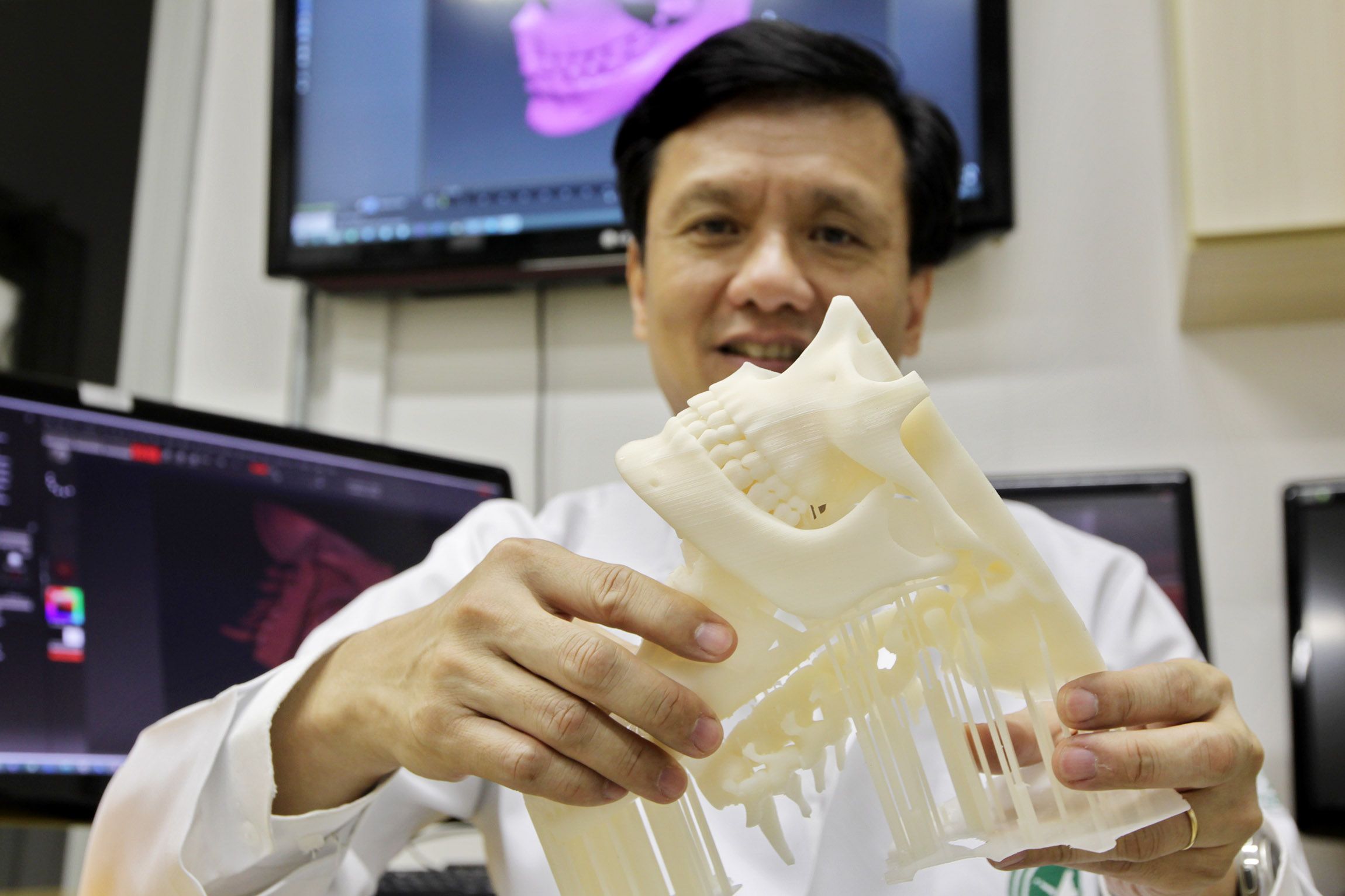Chao Wen, chefe de Telemedicina da USP mostra órgão em 3D. | Clayton de Souza/Estadão Conteúdo