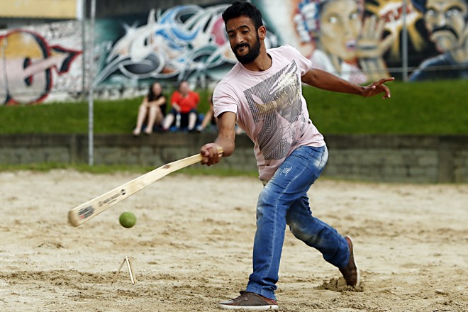 Campeonato Mundial de Bets realizado na Praça Menonitas no Boqueirão - Jogo de confraterzinação dos organizadores do evento. -Franklin Freitas representou a imprensa no evento. | Albari Rosa/Gazeta do Povo
