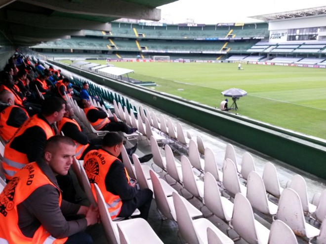 Seguranças sem ter o que fazer no Couto Pereira vazio para Coritiba x Santos. | Ivonaldo Alexandre/Gazeta do Povo