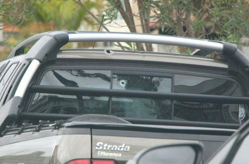 Veículo do dono do restaurante foi atingido pelos disparos | Átila Alberti/Tribuna do Paraná