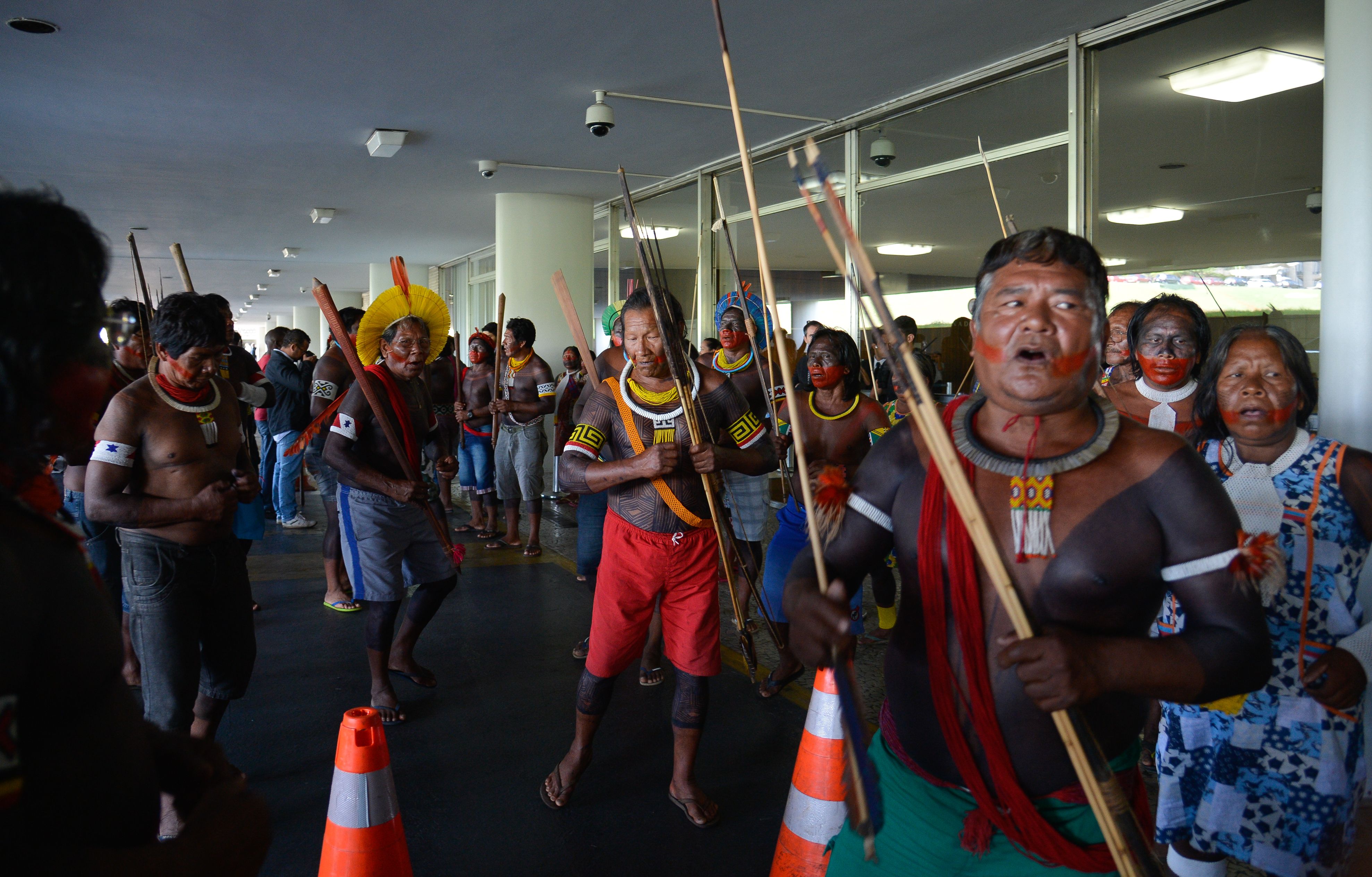 índios protestam em frente à Câmara dos Deputados: pela demarcação de terras. | Antonio Cruz/Agência Brasil
