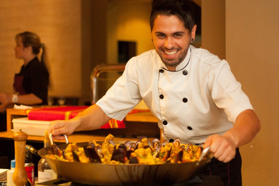 O jovem chef curitibano Thiago Eduardo Pie na noite da última quarta-feira, no restaurante Olivença, onde preparou uma paella valenciana para os convidados do jantar de lançamento do novo projeto gastronômico da casa. | Isabela Nishijima