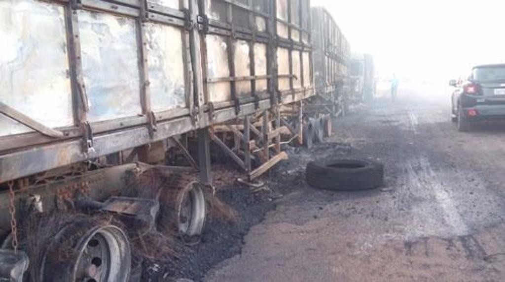 Carretas estavam estacionadas no pátio de um posto de gasolina em Mauá de Serra