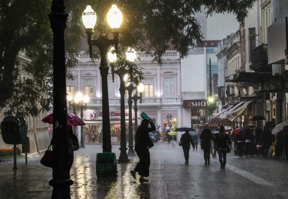 Segundo Simepar, chuvas continuam até a próxima quinta-feira em Curitiba Chuva bateu recorde nos últimos dois meses | Daniel Castellano/Gazeta do Povo