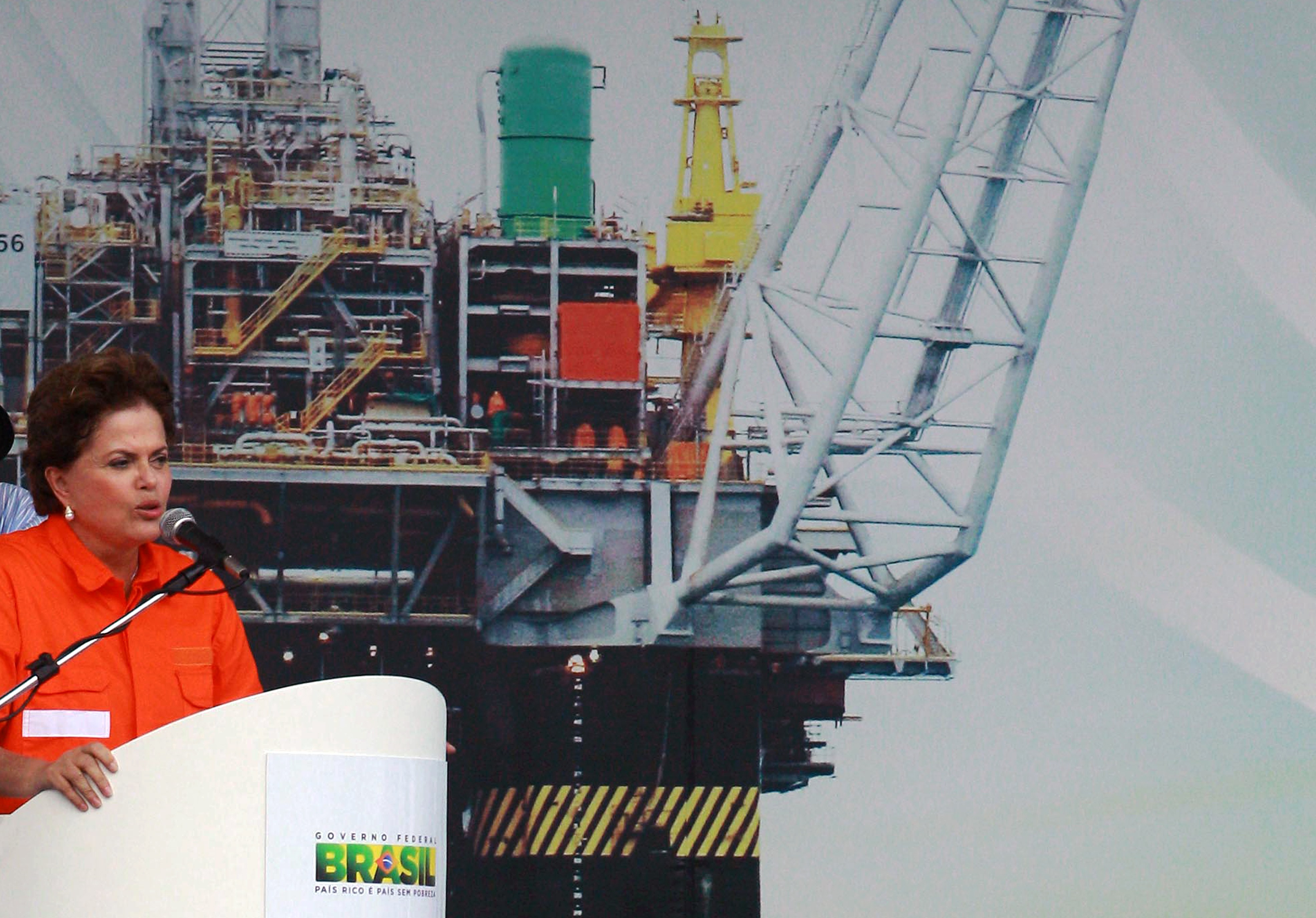 A refinaria, comprada nos Estados Unidos, teve superfaturamento de US$ 792 milhões, na avaliação do TCU (Tribunal de Contas da União), e foi adquirida após encaminhamento favorável de Dilma. | va/dc/ARI VERSIANI