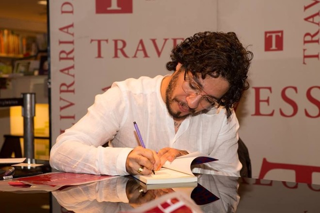 Jean Wyllys : o deputado federal pelo PSol tem a frase “Gente é para Brilhar, não para morrer de fome” tatuada no peito. A frase é da música Gente de Caetano Veloso e marcou um episódio dramático e importante da vida do parlamentar, como ele já relatou em algumas colunas e entrevistas. | Divulgação