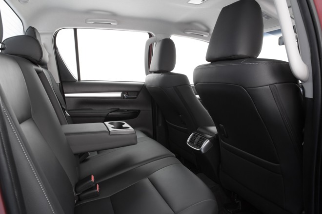 Versões SRX, SRV e SR possuem apoio de braço com dois suportes para copos na parte de trás e bancos traseiros bipartidos em 60/40, que facilitam o transporte de itens grandes dentro da picape. | Malagrine/Toyota