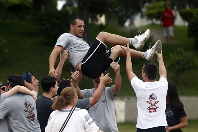 Campeonato Mundial de Bets realizado na Praça Menonitas no Boqueirão - na foto jogo da final masculina entre Arranca Lasca e Metalflex. - na foto os campeões Maicon Rodrigues e Aurio Fhymbeem | Albari Rosa/Gazeta do Povo