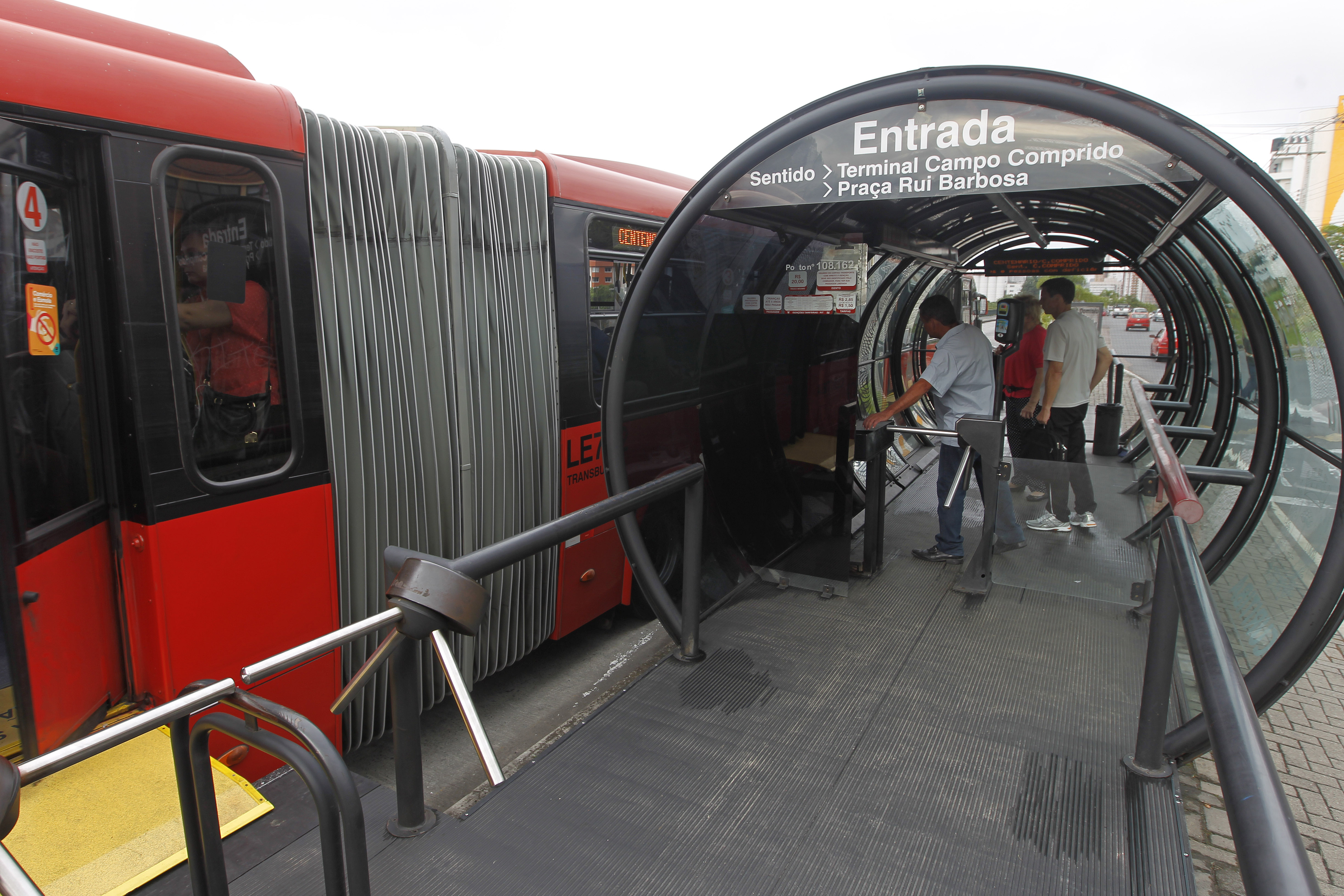 Cobradores reivindicam que banheiros sejam instalados junto a estações-tubo | Antônio More/Gazeta do Povo