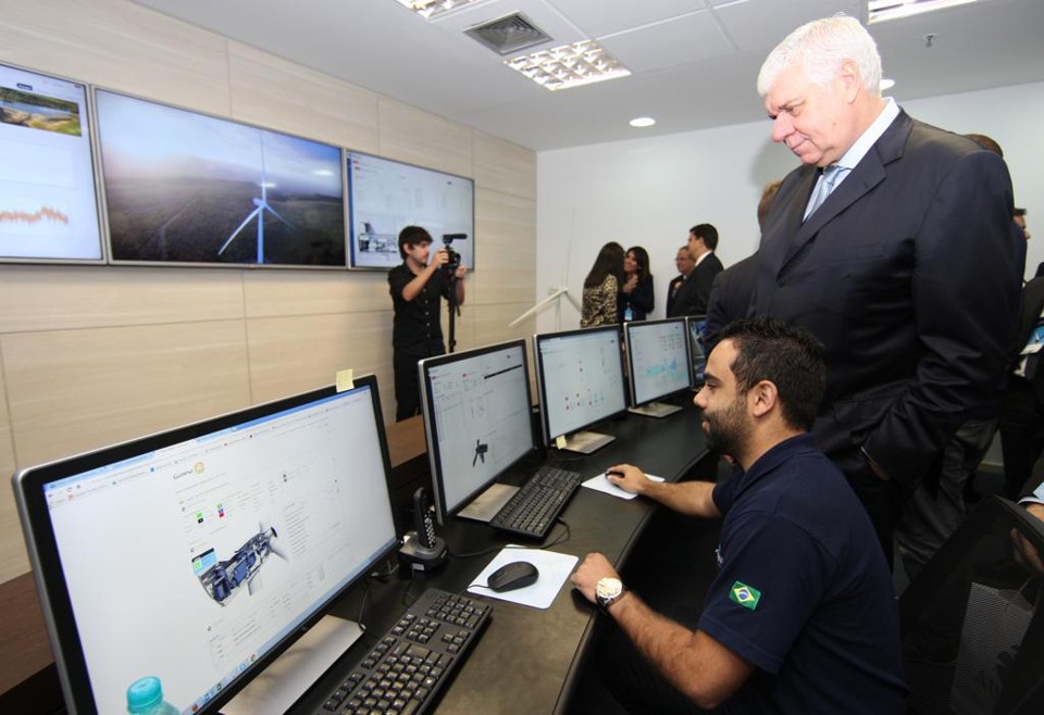 Companhia também inaugurou um centro de controle e operações. De pé, o presidente  da Atlantic, José Roberto de Moraes. | Aniele Nascimento/Gazeta do Povo