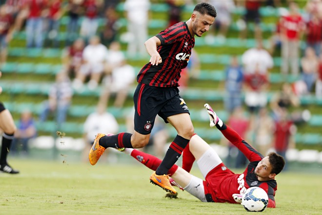 Renan passando pelo goleiro para marcar o terceiro gol atleticano | Albari Rosa/Gazeta do Povo